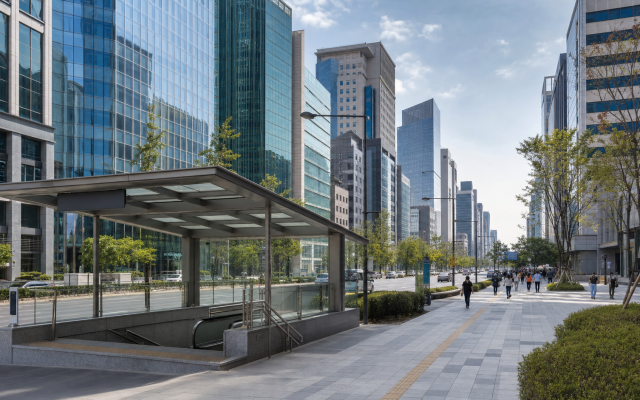 강남역 인근 도심 거리와 지하철 출입구 풍경